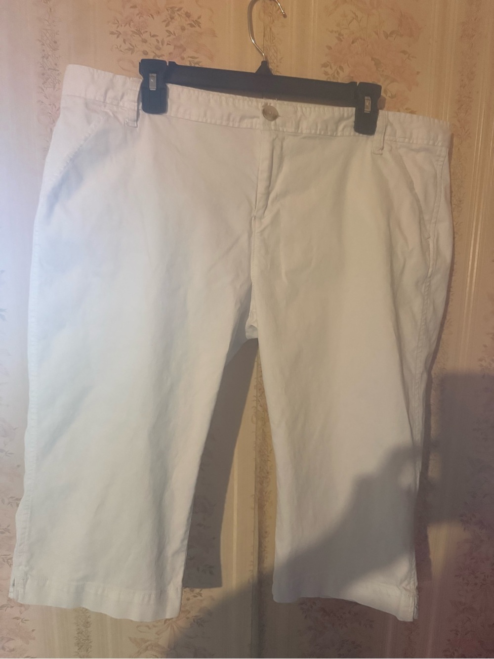 Old Navy White Cropped Women’s Knee Pants & Shirt